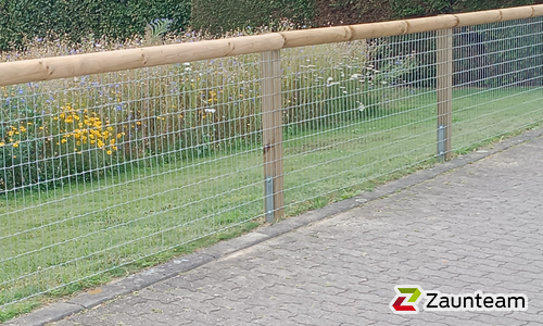 Knotengitter Torus, engmaschig mit Tannenpfosten zylindrisch grün wurde in Lübbecke von Zaunteam Kischkel, Lübbecke im Jahr 2024 erstellt.
