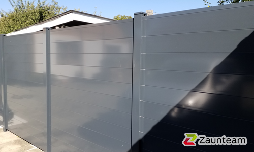 Alu Varioprofil Sonderfüllung mit Aluminiumpfosten vierkant 85 x 85 mm einbetoniert wurde in Utting von Zaunteam Ammersee, Hofstetten im Jahr 2023 erstellt.