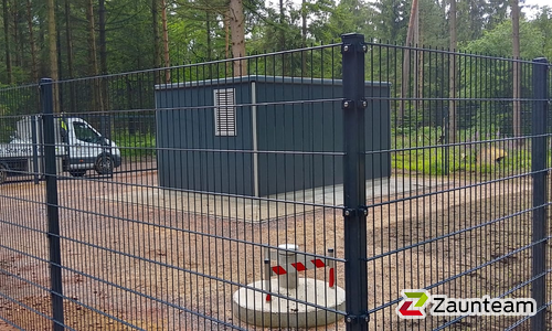 Doppelstabmatten schwer vorverzinkt und anthrazit beschichtet mit Pfosten Vario einbetoniert wurde in Hipstedt von Zaunteam Weser-Wümme, Oyten im Jahr 2024 erstellt.