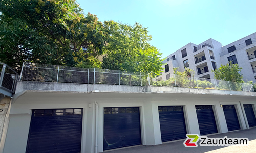 Diagonalgeflecht verzinkt mit Rohrpfosten verzinkt in Aussparung (CH) wurde in Zürich von Zaunteam Zürich, Dietikon im Jahr 2026 erstellt.