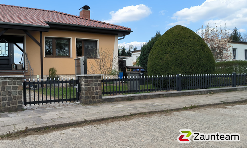 Palisaden Aluzaun aufgeschraubt wurde in Coswig (Anhalt) von Zaunteam Fläming, Coswig im Jahr 2025 erstellt.