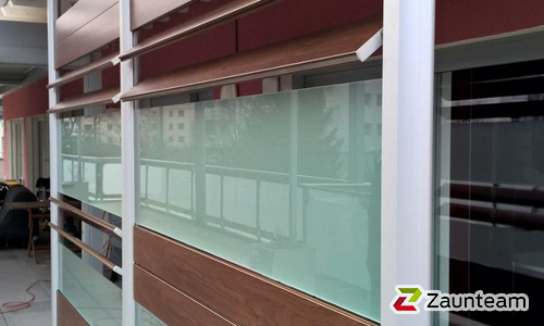 Aluminium Sichtschutz wurde in Glis von Zaunteam Wallis, Niedergesteln im Jahr 2016 erstellt.