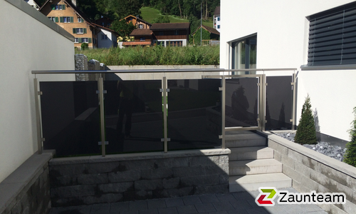 Glas Geländer mit Glashaltern wurde in Bilten von Zaunteam Linth GmbH, Uznach im Jahr 2016 erstellt.