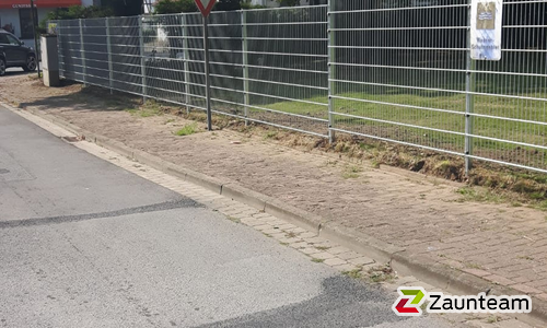 Doppelstabmatte schwer verzinkt mit Pfosten Vario verzinkt einbetoniert wurde in Coppenbrügge von Zaunteam Weser-Leine, Salzhemmendorf im Jahr 2019 erstellt.