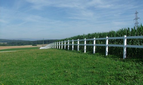 Horserail mit Kunststoffpfosten vierkant weiss einbetoniert wurde in Kirchlindach von Zaunteam Spahni AG, Laupen BE im Jahr 2009 erstellt.