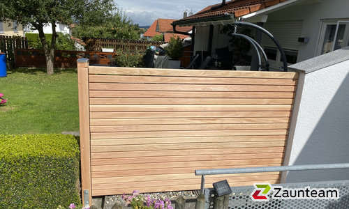 Holz Sichtschutz Augsburg wurde in Uttenweiler von Zaunteam Oberschwaben, Obermarchtal im Jahr 2021 erstellt.