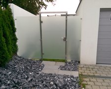 Glas Sichtschutz mit vierkant Edelstahlpfosten einbetoniert (CH) wurde in Kloten von Zaunteam Neftenbach, Neftenbach im Jahr 2014 erstellt.