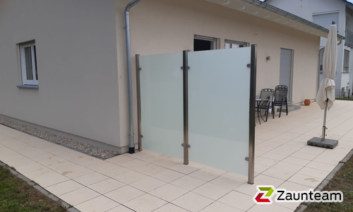 Glas Sichtschutz mit vierkant Edelstahlpfosten einbetoniert wurde in Bad Säckingen von Zaunteam Granacher, Lauchringen im Jahr 2022 erstellt.