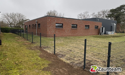 Doppelstabmatten leicht feuerverzinkt und anthrazit beschichtet mit Pfosten Vario einbetoniert wurde in Harsefeld von Zaunteam Stade-Geestland, Horneburg im Jahr 2024 erstellt.