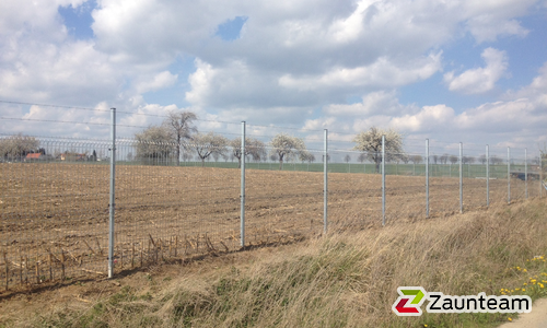 Profilmatten verzinkt mit Pfosten 40x60 verzinkt mit Bügel einbetoniert wurde in Starkenberg von Zaunteam Nordwest, Niederdorf im Jahr 2012 erstellt.