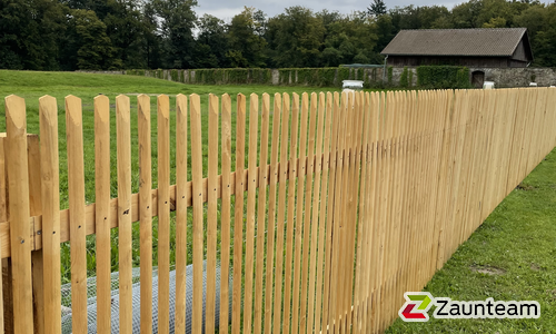 Palisadenzaun, weitere Modelle wurde in Rehburg Loccum von Zaunteam Schaumburger Land, Stadthagen im Jahr 2024 erstellt.