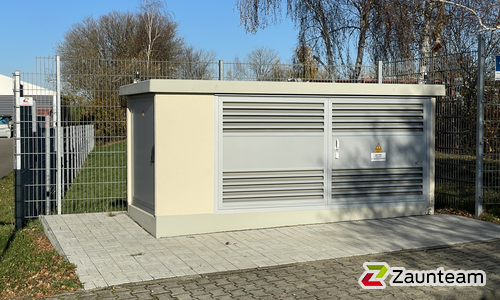 Doppelstabmatte schwer verzinkt mit Pfosten Vario verzinkt einbetoniert wurde in Roßwein von Zaunteam Mittelsachsen, Roßwein im Jahr 2025 erstellt.