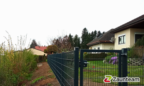 Doppelstabmatten schwer vorverzinkt und anthrazit beschichtet mit Pfosten Vario einbetoniert wurde in Hartberg von Zaunteam Oststeiermark, Grafendorf bei Hartberg im Jahr 2025 erstellt.