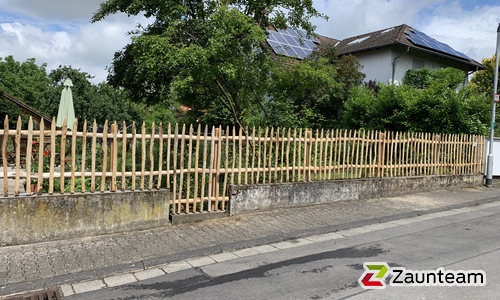 Natur-Staketenzaun aus Kastanie wurde in Otzberg von Zaunteam Weschnitztal, Fürth im Jahr 2022 erstellt.