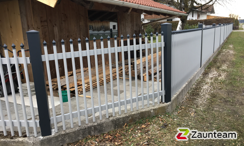 Palisaden Aluzaun aufgeschraubt wurde in Neubeuern von Zaunteam Chiemgau, Teisendorf  im Jahr 2016 erstellt.