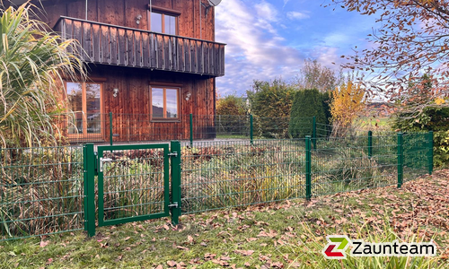 Doppelstabmatten schwer feuerverzinkt und grün beschichtet mit Pfosten 60 x 40 mit Abdeckleisten einbetoniert wurde in Immenstadt von Zaunteam Allgäu, Bad Hindelang - Unterjoch im Jahr 2025 erstellt.