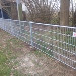Doppelstabmatten schwer verzinkt mit Pfosten 40x60 verzinkt mit Abdeckleisten einbetoniert wurde in Stadland von Zaunteam Friesische-Wehde, Zetel im Jahr 2026 erstellt.
