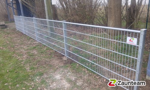 Doppelstabmatten schwer verzinkt mit Pfosten 40x60 verzinkt mit Abdeckleisten einbetoniert wurde in Stadland von Zaunteam Friesische-Wehde, Zetel im Jahr 2026 erstellt.