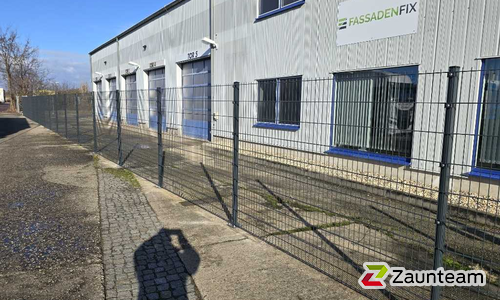 Doppelstabmatten leicht vorverzinkt und anthrazit beschichtet mit Pfosten Vario mit Fussplatte wurde in Halle von Zaunteam Halle, Halle im Jahr 2025 erstellt.