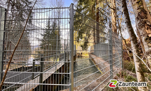 Doppelstabmatten schwer verzinkt mit Pfosten 40x60 verzinkt mit Abdeckleisten einbetoniert wurde in Oberstdorf von Zaunteam Allgäu, Bad Hindelang - Unterjoch im Jahr 2024 erstellt.