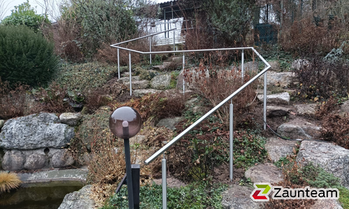 Edelstahl Handlauf geneigt einbetoniert wurde in Wutöschingen von Zaunteam Granacher, Lauchringen im Jahr 2025 erstellt.