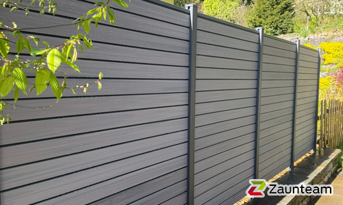 BPC Sichtschutz Eldrum Aluminiumpfosten 70 x 70 mm einbetoniert wurde in Signau von Zaunteam Mittelland, Bützberg im Jahr 2026 erstellt.