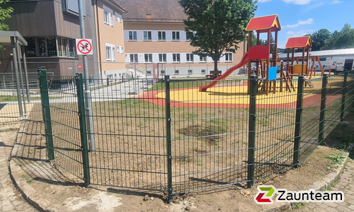 Doppelstabmatten leicht vorverzinkt und grün beschichtet mit Pfosten Vario einbetoniert wurde in Bad Waltersdorf von Zaunteam Oststeiermark, Grafendorf bei Hartberg im Jahr 2025 erstellt.