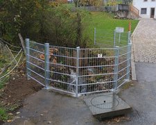 Doppelstabmatten schwer verzinkt mit Pfosten 40x60 verzinkt mit Abdeckleisten mit Fussplatte wurde in Les Tavernes von Swissclôture Léman, Forel (Lavaux) im Jahr 2025 erstellt.