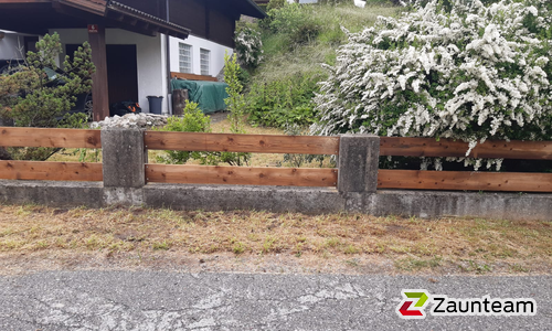 Ranchzaun (ungesäumte Bretter) mit Lärchenpfosten braun wurde in Reutte von Zaunteam Allgäu, Bad Hindelang - Unterjoch im Jahr 2022 erstellt.