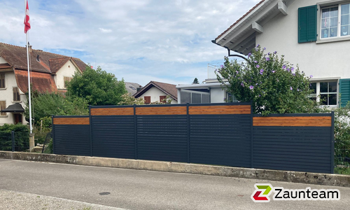 Alu Systemprofil in anthrazit mit Aluminiumpfosten vierkant 60 x 60 mm in Aussparung wurde in Villmergen von Zaunteam Aargau, Egliswil im Jahr 2025 erstellt.
