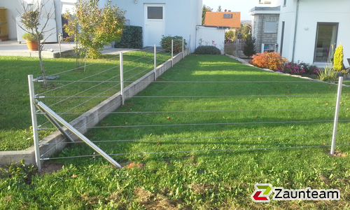 Drahtseilzaun mit Edelstahlpfosten einbetoniert wurde in Neuhausen von Zaunteam Pforzheim, Neuhausen im Jahr 2014 erstellt.