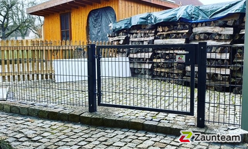 Doppelstabmattentor 1-flüglig wurde in Attenweiler von Zaunteam Oberschwaben, Obermarchtal im Jahr 2022 erstellt.
