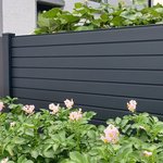 Alu Varioprofil glatt mit Zwischenfüllung schmal mit Aluminiumpfosten vierkant 85 x 85 mm einbetoniert wurde in Meßkirch von Zaunteam Obere Donau-Bodensee, Sauldorf-Krumbach im Jahr 2025 erstellt.