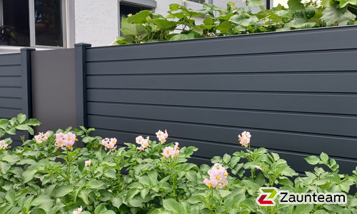 Alu Varioprofil glatt mit Zwischenfüllung schmal mit Aluminiumpfosten vierkant 85 x 85 mm einbetoniert wurde in Meßkirch von Zaunteam Obere Donau-Bodensee, Sauldorf-Krumbach im Jahr 2025 erstellt.