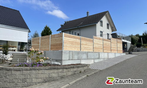 Bohlenzaun Lärche natur wurde in Plaffeien von Zaunteam Spahni, Laupen BE im Jahr 2023 erstellt.