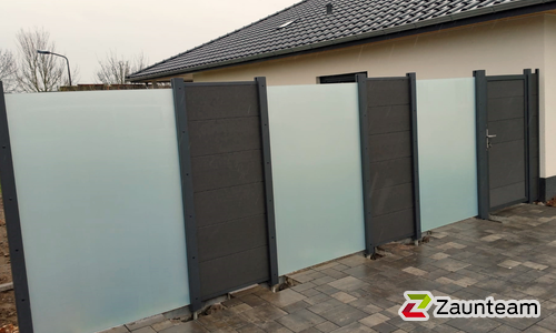 Glas Sichtschutz mit vierkant Aluminium-Nutpfosten einbetoniert wurde in Barleben von Zaunteam Magdeburg-Harz, Halberstadt im Jahr 2023 erstellt.