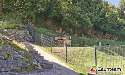 Doppelstabmatten leicht vorverzinkt und anthrazit beschichtet mit Pfosten 60 x 40 mit Abdeckleisten einbetoniert wurde in Turtmann von Zaunteam Wallis, Niedergesteln im Jahr 2026 erstellt.