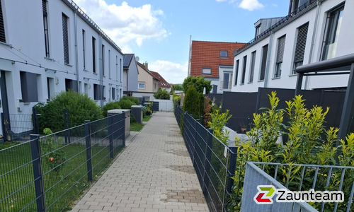 Doppelstabmatten schwer feuerverzinkt und anthrazit beschichtet mit Pfosten 60 x 40 mit Abdeckleisten einbetoniert wurde in Neu- Ulm / Pfuhl  von Zaunteam Ulm, Lonsee im Jahr 2025 erstellt.
