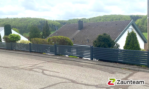 Modern Aluzaun einbetoniert wurde in Albstadt von Zaunteam Zollernalb, Burladingen-Ringingen im Jahr 2023 erstellt.
