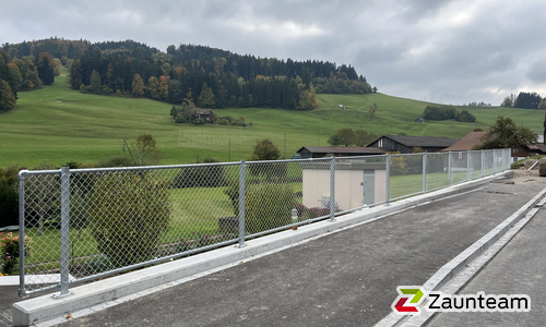 Diagonalgeflecht verzinkt mit Rohrpfosten verzinkt mit Fussplatte (CH) wurde in Gähwil von Zaunteam Appenzellerland, Wasserauen im Jahr 2025 erstellt.