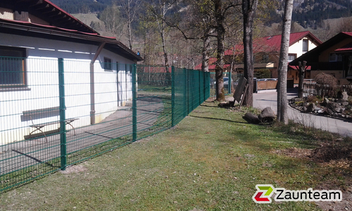 Doppelstabmatten leicht feuerverzinkt und grün beschichtet mit Pfosten 60 x 40 mit Abdeckleisten einbetoniert wurde in Bad Hindelang von Zaunteam Allgäu, Bad Hindelang - Unterjoch im Jahr 2014 erstellt.