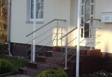 Edelstahl Handlauf horizontal einbetoniert wurde in Lübbecke von Zaunteam Kischkel, Lübbecke im Jahr 2014 erstellt.