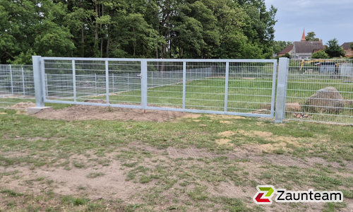 Doppelstabmattentor 2-flüglig wurde in Straguth von Zaunteam Fläming, Coswig im Jahr 2025 erstellt.
