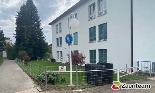 Knotengitter Tornado mit Rohrpfosten verzinkt einbetoniert wurde in Abtwil von Zaunteam Appenzellerland, Wasserauen im Jahr 2024 erstellt.