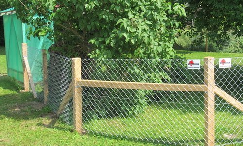 Diagonalgeflecht verzinkt mit Robinienpfosten roh wurde in Müllheim von Zaunteam Thurgau, Felben im Jahr 2012 erstellt.