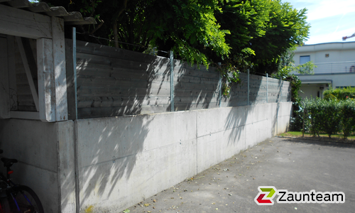 Sichtschutz aus Bohlen mit U-Stahl Profil Pfosten wurde in Thalwil von Zaunteam Zürich, Dietikon im Jahr 2014 erstellt.
