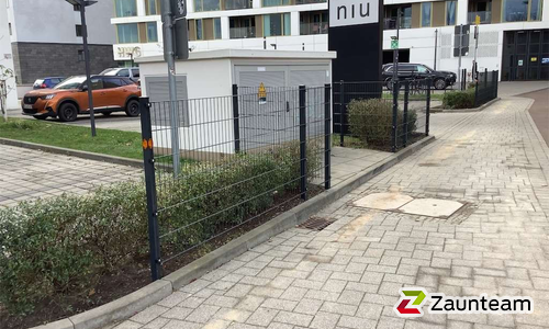 Doppelstabmatten leicht vorverzinkt und anthrazit beschichtet mit Pfosten Vario einbetoniert wurde in Halle Saale von Zaunteam Halle, Halle im Jahr 2025 erstellt.