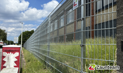 Doppelstabmatte schwer verzinkt mit Pfosten Vario verzinkt einbetoniert wurde in Kiel von Zaunteam Kiel, Kiel im Jahr 2026 erstellt.
