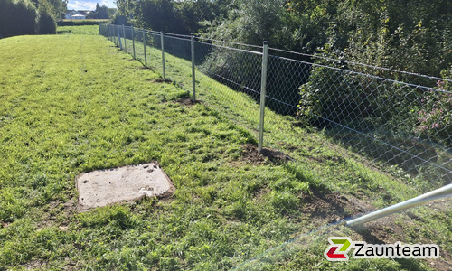 Diagonalgeflecht verzinkt mit Rohrpfosten verzinkt einbetoniert wurde in Illerkirchberg  von Zaunteam Ulm, Lonsee im Jahr 2025 erstellt.