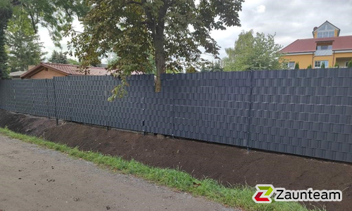 Flechtfix Vario Sichtschutz RAL Standardfarben wurde in Schkeuditz von Zaunteam Leipzig, Leipzig im Jahr 2023 erstellt.